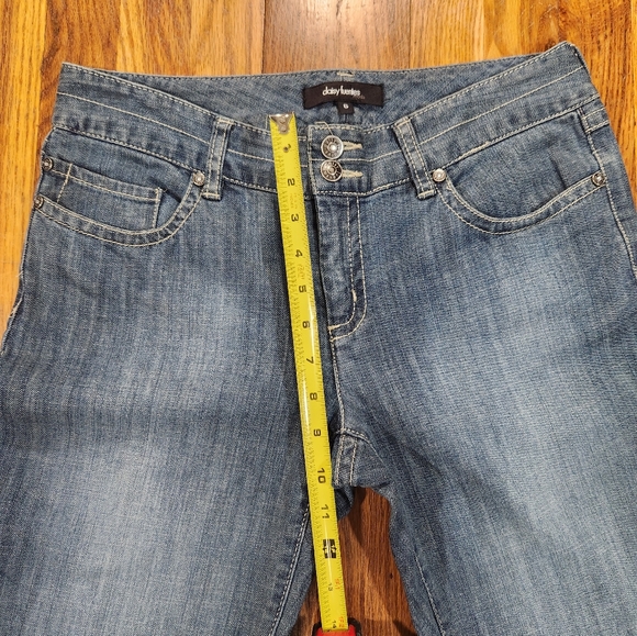 Daisy Fuentes Size 6 Flare Leg Medium Wash inseam 32.5 - Picture 2 of 10